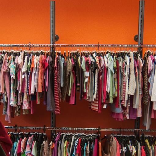 Eine Kleiderstange mit zahlreichen Bekleidungsstücken