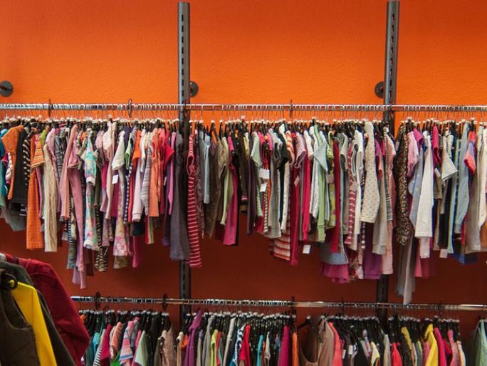 Eine Kleiderstange mit zahlreichen Bekleidungsstücken