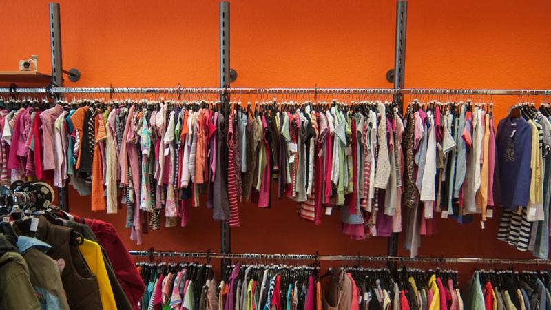 Eine Kleiderstange mit zahlreichen Bekleidungsstücken