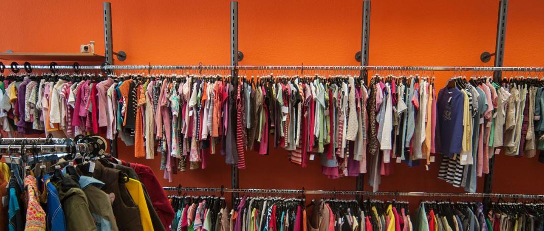 Eine Kleiderstange mit zahlreichen Bekleidungsstücken